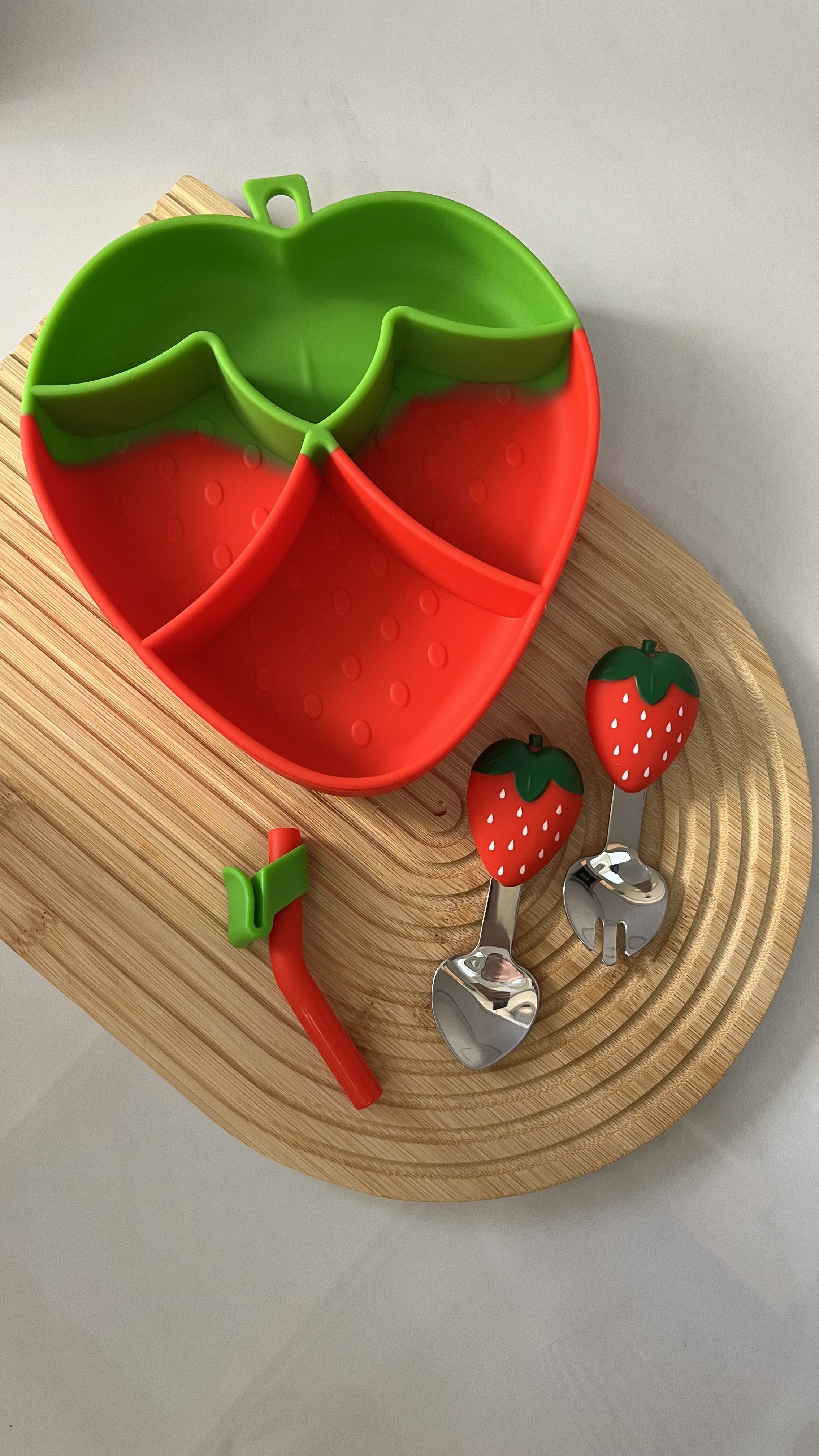 تصویر ست ظرف غذا کودک تمام سیلیکون طرح توت فرنگی 